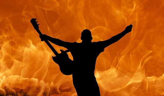 kytarista v ohni