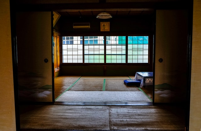 Viacero otvorených veľkých dverí v japonskom štýle