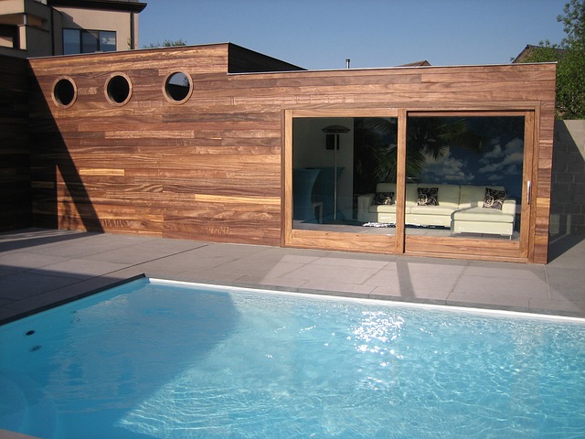 zahradní domek u bazénu